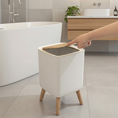 Poubelle de salle bain main dessus