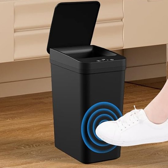 poubelle de salle bain noire ouverte par aproche pied
