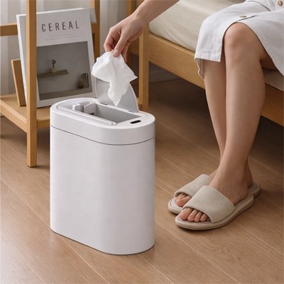 Poubelle de salle de bain devant dame