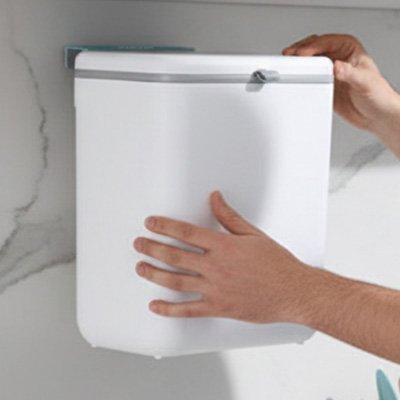 Poubelle murale​ blanche vue proche deux mains dessus