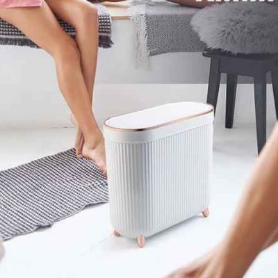 poubelle pour salle de bain blanche entre jambes femmes