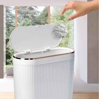 poubelle pour salle de bain blanche ouverte par main