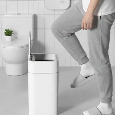 poubelle salle de bain ouverture genou homme