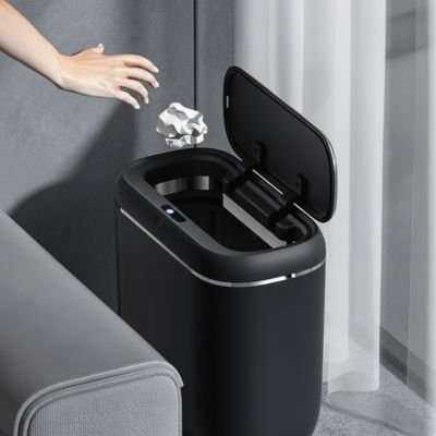 poubelles de salle de bain noire main jette boule papier dedans