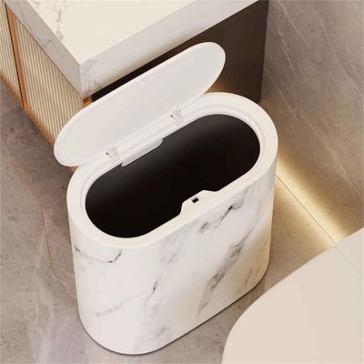 poubelles salle de bain blanche ouverte