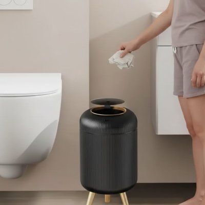 poubelles salle de bains noire sur pieds ouverte femme debout jette mouchoir