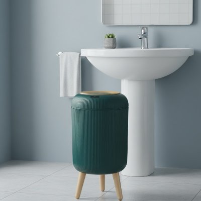 poubelles salle de bains verte sur pieds fermee devant lavabo