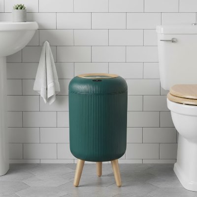 poubelles salle de bains verte sur pieds fermee entre lavabo wc