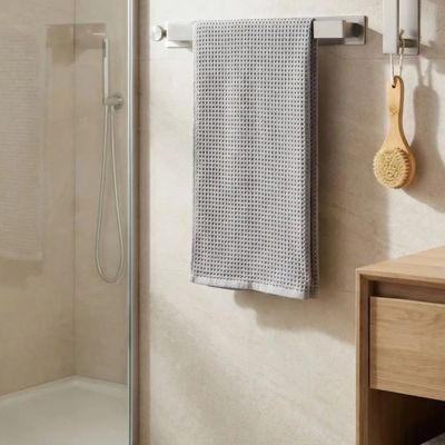 salle de bain porte serviettes argent deux sens differents