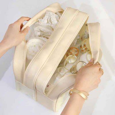 trousse de toilette femme beige ouverte