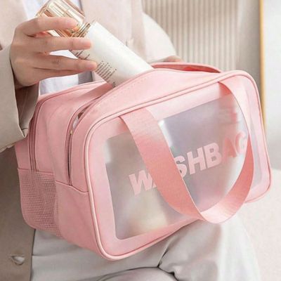 trousse de toilette femme rose main prend spray